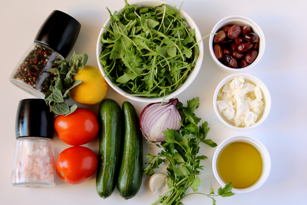 Подобранные ингредиенты. Ингредиенты для салата. Овощной салат Ингредиенты. Греческий Ингредиенты. Продукты для греческого салата.