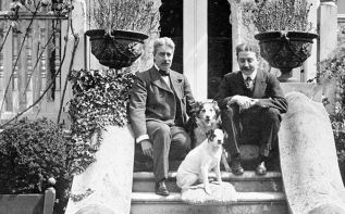 Говард Стерджис и его сын Уильям Хейнс-Смит на ступенях Queen&#039;s Acres в Виндзоре (до 1920 года). Фото wikipedia.org