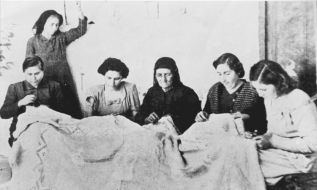 1953 год. Женщины деревни Лефкара вышивают скатерть для коронации Елизаветы II. Евдокия – третья слева. Ей тогда было 20 лет.