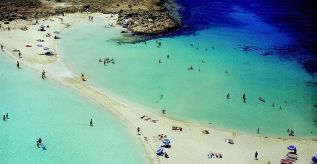 Кипр продолжает зарабатывать на туризме
