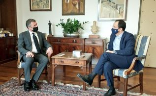 Министр иностранных дел Никос Христодулидис (справа) и старший вице-президент компании ExxonMobil Джон Одрилл (слева). Фото @CyprusMFA