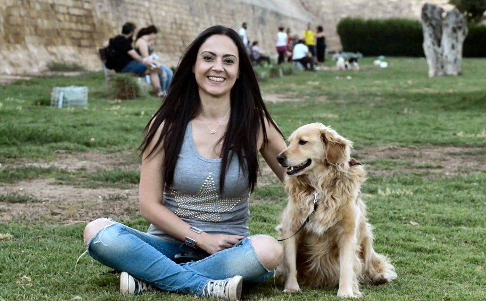 Христина Георгиу и ее пес Лео. Фото cyprus-mail.com