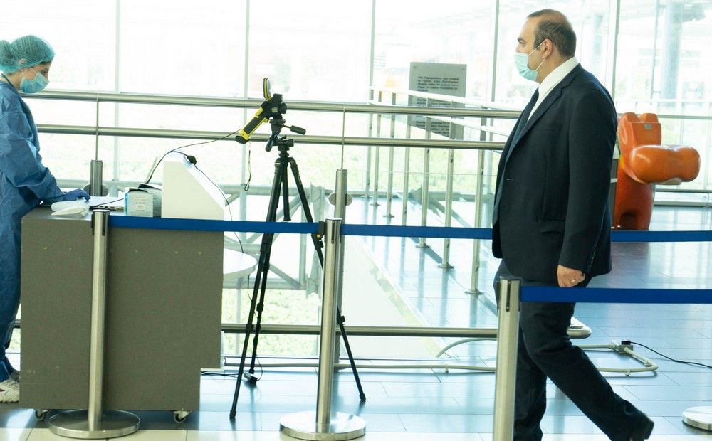 Министр транспорта Яннис Карусос в аэропорту Ларнаки. Фото PIO