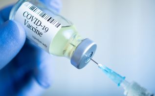 Вакцина AstraZeneca может быть опасна и для людей старше 60 лет?