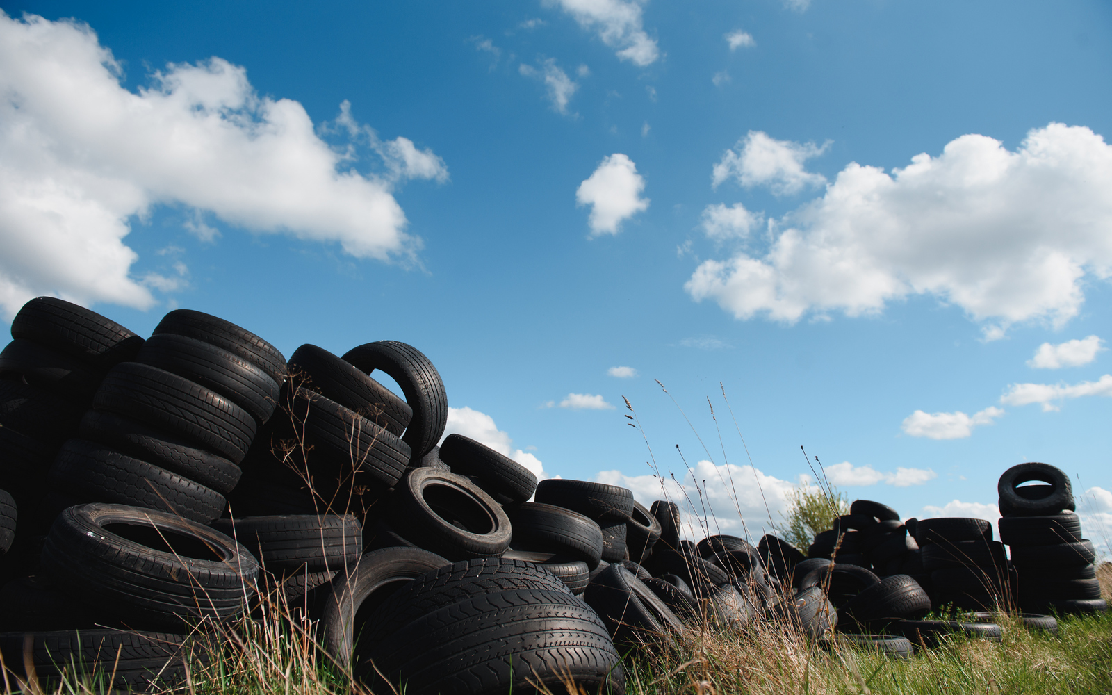 Купить шины в тагиле. Дорога из Переработанных покрышек. Утилизация шин. Загрязнение резиновыми покрышками. Компании которые перерабатывают старые шины.